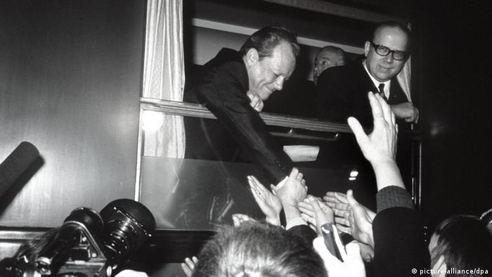 Willy Brandt schüttelt aus einem Zug in Erfurt Hände. (Foto: dpa)