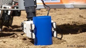 Ein Roboter der Universität Bonn greift autonom ein Wasserglas auf dem SpaceBot Cup 2013 des Deutschen Zentrums für Luft- und Raumfahrt in Rheinbreitbach (Foto: Fabian Schmidt/DW)