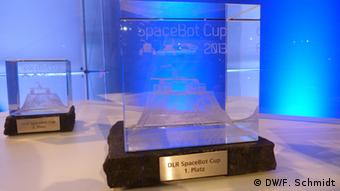 Die Preise des SpaceBot Cup 2013 (Foto: Fabian Schmidt/DW)