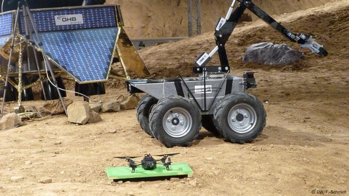 Der Roboter space-bot 21 wurde von der Hochschule 21 in Buxtehude ins Rennen auf dem SpaceBot Cup 2013 des Deutschen Zentrums für Luft- und Raumfahrt in Rheinbreitbach geschickt. Das System besteht aus einem landgestützten Roboter und einem Flugroboter. (Foto: Fabian Schmidt/DW)