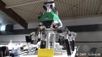 Auf dem SpaceBot Cup 2013 des Deutschen Zentrums für Luft- und Raumfahrt in Rheinbreitbach kommt der sechsbeinige Roboter Lauron zum Einsatz (Foto: Fabian Schmidt/DW)