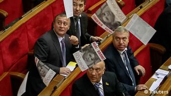 Proteste der Opposition im Parlament in Kiew (Foto: Reuters)