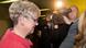 Brigitte Böhnhardt (l), Mutter des mutmaßlichen NSU-Terroristen Böhnhardt, läuft am 19.11.2013 durch das Gerichtsgebäude in München (Bayern). Im NSU-Prozess soll erstmals eine Angehörige der mutmaßlichen Terroristen des «Nationalsozialistischen Untergrunds» (NSU) aussagen. Frau Böhnhardt ist als Zeugin vor das Oberlandesgericht München geladen. Sie hatte nach eigenen Angaben die Mitglieder der Terrorzelle auch nach deren Untertauchen mehrmals konspirativ getroffen. Foto: Peter Kneffel/dpa Brigitte Böhnhardt (l), Mutter des mutmaßlichen NSU-Terroristen Böhnhardt, läuft am 19.11.2013 durch das Gerichtsgebäude in München (Bayern). Im NSU-Prozess soll erstmals eine Angehörige der mutmaßlichen Terroristen des «Nationalsozialistischen Untergrunds» (NSU) aussagen. Frau Böhnhardt ist als Zeugin vor das Oberlandesgericht München geladen. Sie hatte nach eigenen Angaben die Mitglieder der Terrorzelle auch nach deren Untertauchen mehrmals konspirativ getroffen. Foto: Peter Kneffel/dpa