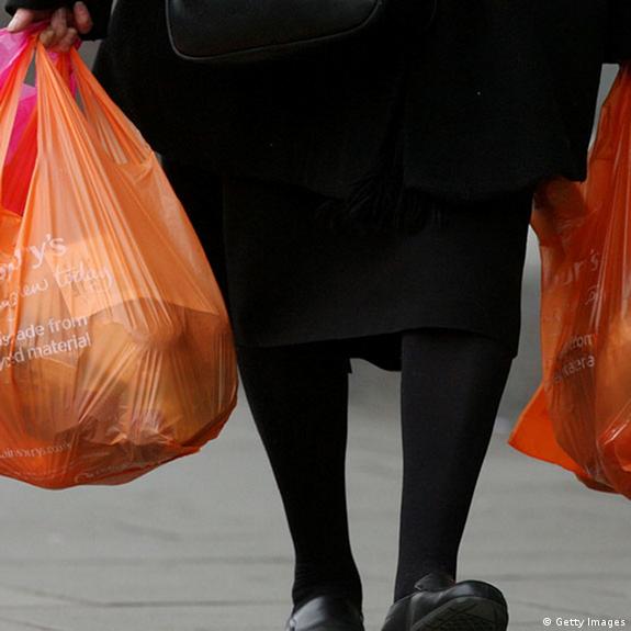 EU to cut plastic bag use – DW – 04/16/2014