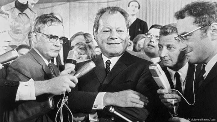 Willy Brandt am Wahltag 1969 vor Journalisten. (Foto: dpa)