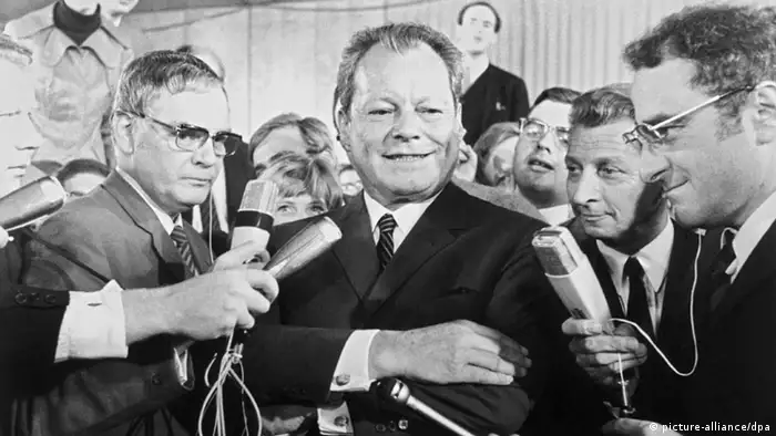 Willy Brandt am Wahltag 1969 vor Journalisten. (Foto: dpa)