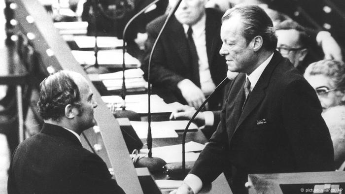 Rainer Barzel gratuliert Willy Brandt nach dem gescheiterten Misstrauensvotum 1972. (Foto: AP)