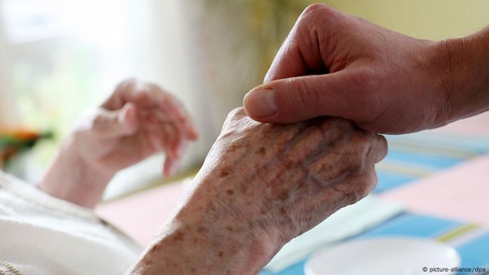 The hand of a dying woman (picture-alliance/dpa)