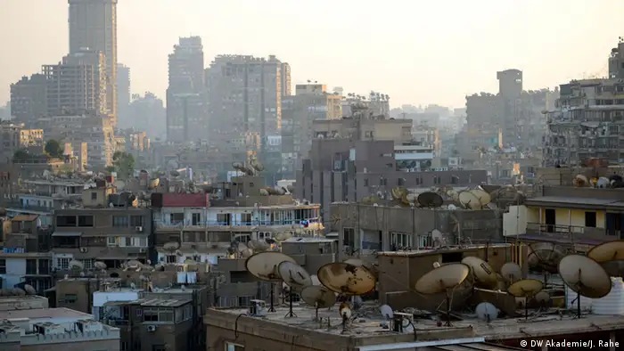 Satellitenschüsseln auf Wohnhäusern in Kairo, Ägypten (Foto: Jens-Uwe Rahe, DW Akademie).