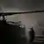 Der Kampfpanzer Leopard 2 schießt am 02.10.2013 während Bundeswehrübung Landoperationen in Bergen (Niedersachsen). Vom 30. September bis zum 10. Oktober 2013 führen das Deutsche Heer und die Streitkräftebasis gemeinsam auf den Truppenübungsplätzen Munster und Bergen die Informationslehrübung Landoperationen durch. Foto: Peter Steffen/dpa