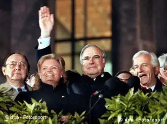 1990年10月3日，科尔夫妇和根舍外长（左）、魏茨泽克总统在庆祝统一的活动上