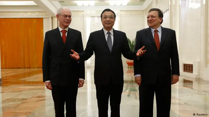 China's Premier Li Keqiang (C) gestures next to European Commission President Jose Manuel Barroso (R) and European Council President Herman Van Rompuy (L) as they pose for pictures during their meeting at the Great Hall of the People in Beijing, November 21, 2013. REUTERS/Kim Kyung-Hoon (CHINA - Tags: POLITICS BUSINESS)
