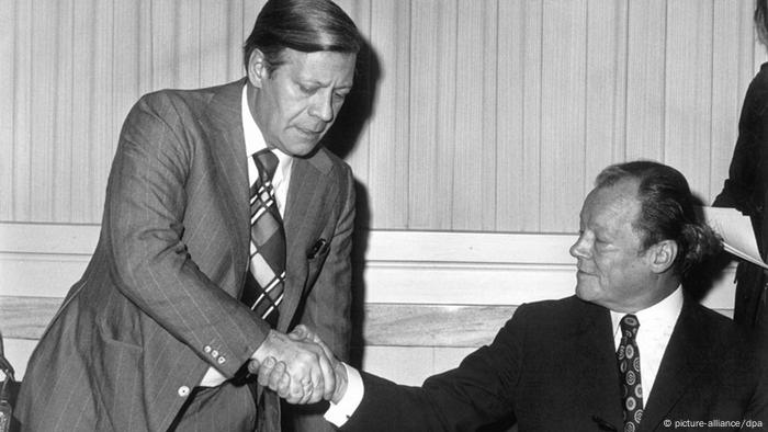 Bundeskanzler Helmut Schmidt begrüßt den Altbundeskanzler Willy Brandt in Berlin. (Foto: picture-alliance)

