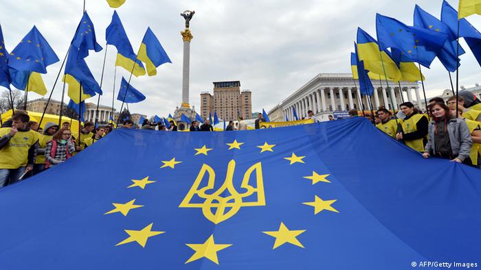 Pro-EU-Demonstranten halten ein Tuch mit einem Ukraine-Symbol umringt von EU-Sternen (Foto: Getty)