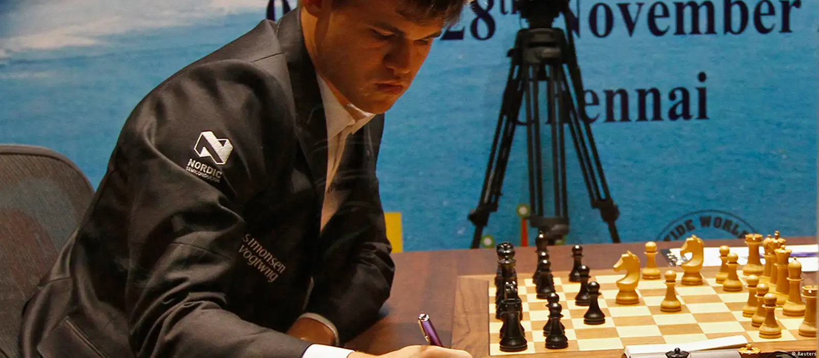 Vietnamese GM records debut win against chess king Carlsen - VnExpress  International