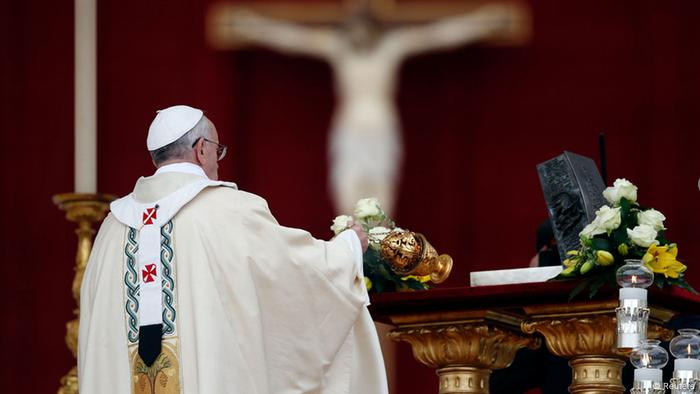Pope Francis blesses the relics of the Apostle Peter on the altar during a mass at St. Peter's Square at the Vatican November 24, 2013. REUTERS/Stefano Rellandini (VATICAN - Tags: RELIGION)