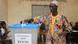Ein Mann in traditioneller Tracht gibt seine Stimme in einem Wahllokal in Bamako ab (Foto: afp/Getty Images) Ein Mann in traditioneller Tracht gibt seine Stimme in einem Wahllokal in Bamako ab (Foto: afp/Getty Images)