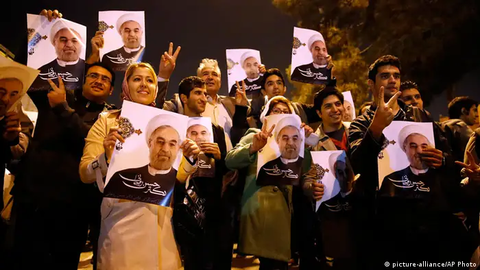 Des partisans du président iranien Hassan Rohani après l'annonce d'une levée partielle des sanctions économiques internationales contre l'Iran