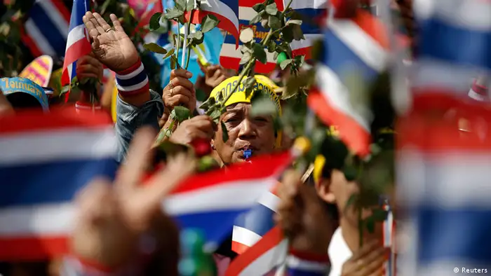 Anti-government protesters with the national flags gather at police barricades near a government building, which they chose as a protest site, in Bangkok November 25, 2013. Thousands of anti-government protesters marched through the Thai capital on Monday demanding the resignation of Prime Minister Yingluck Shinawatra, a day after the biggest demonstrations since deadly political unrest in 2010. REUTERS/Damir Sagolj (THAILAND - Tags: POLITICS CIVIL UNREST)