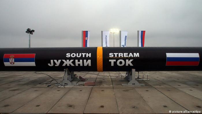 Cijevi na kojima su zastave Srbije i Rusije i na kojima piše South Stream i Južni tok