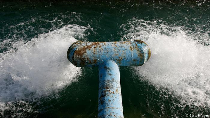 Wasser sprudelt aus zwei Rohren (Foto: Getty Images)