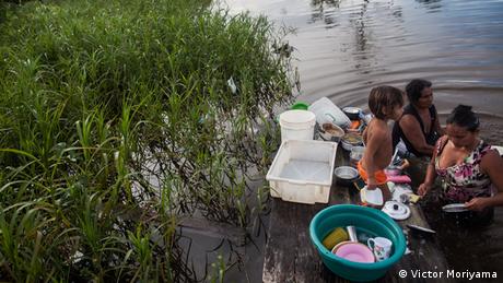 Im Dorf Vila da Ressaca gibt es kein fließendes Wasser. Kleidung und Geschirr werden im Fluss Xingu gewaschen
Foto:Victor Moriyama, 