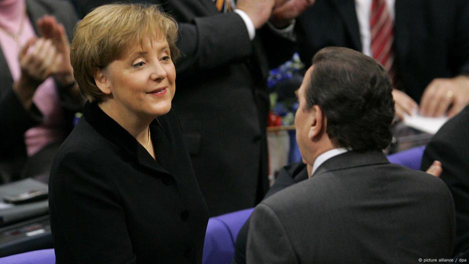 Gerhard Šreder čestita Angeli Merkel nakon što je u Bundestagu 22. novembra 2005. izabrana za nemačku kancelarku