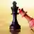 Eine rote und eine schwarze Schachfigur als Symbol für die Verhandungen über eine Große Koalition (Foto: imago)
