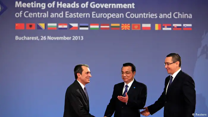 Bulgaria's Prime Minister Plamen Oresharski (L) is welcomed by China's Premier Li Keqiang and Romanian Prime Minister Victor Ponta (R) at the meeting of heads of government from Central and Eastern European countries and China in the lobby of the Parliament building in Bucharest November 26, 2013. REUTERS/Radu Sigheti (ROMANIA - Tags: POLITICS)