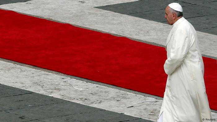 Pope Francis walks away at the end of a mass to prepare an urn containing the relics of the Apostle St. Peter for public veneration, at the Vatican November 24, 2013. REUTERS/Stefano Rellandini (VATICAN - Tags: RELIGION)