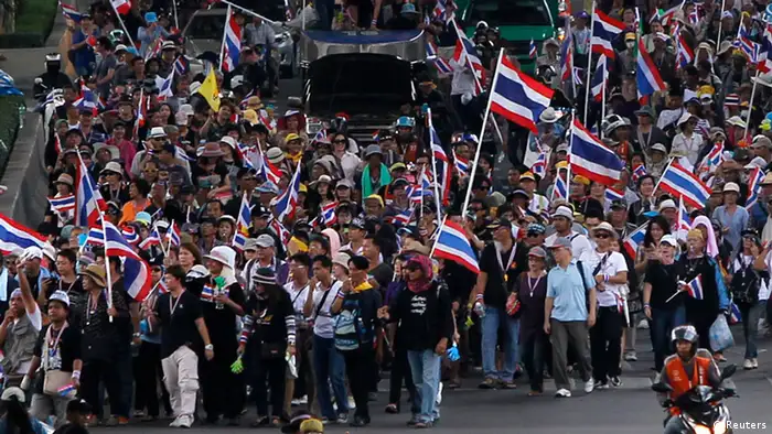 Anti-government protesters march towards Thailand's Industry Ministry in Bangkok November 27, 2013. Thousands of Thai demonstrators marched on Wednesday towards a government office complex they planned to shut down as part of efforts to cripple the government and oust Prime Minister Yingluck Shinawatra. REUTERS/Chaiwat Subprasom (THAILAND - Tags: POLITICS CIVIL UNREST)