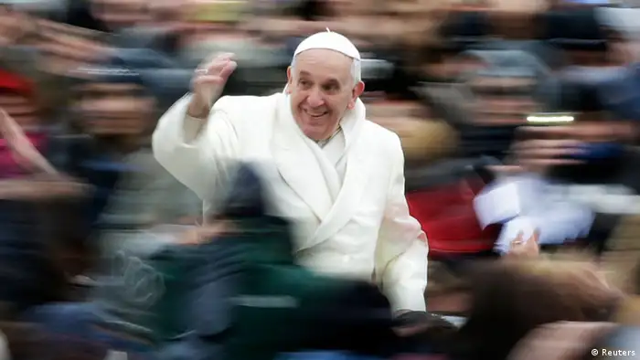 Pope Francis waves as he arrives to conduct his weekly general audience at St. Peter's Square at the Vatican November 27, 2013. REUTERS/Max Rossi (VATICAN - Tags: RELIGION TPX IMAGES OF THE DAY)
