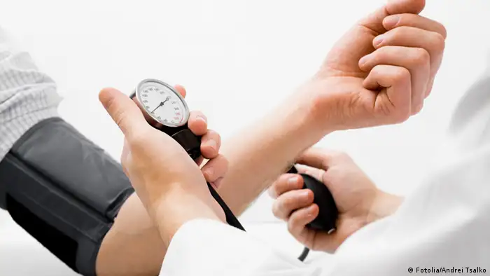 A doctor taking a patient's blood pressure (Fotolia/Andrei Tsalko)