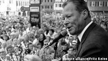 Bundesaußenminister Willy Brandt (SPD) spricht am 20.04.1968 auf dem Marktplatz von Leonberg um seine Partei im Wahlkampf zur Landtagswahl 1968 in Baden-Württemberg zu unterstützen. Die CDU wurde bei der Wahl am 28.04.1968 stärkste Partei und holte mit 44,2% vor der SPD (29,0%) und der FDP (14.4%) die meisten Stimmen.