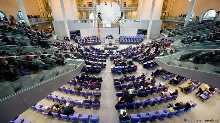 Der Plenarsaal im Reichstagsgebäude, aufgenommen am 28.11.2013 in Berlin während der Sitzung des Bundestages. Foto: Ole Spata/dpa