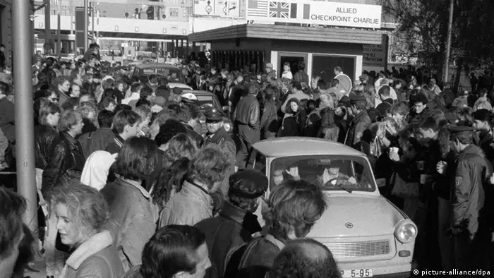 Grenzöffnung Checkpoint Charlie 1989 s/w