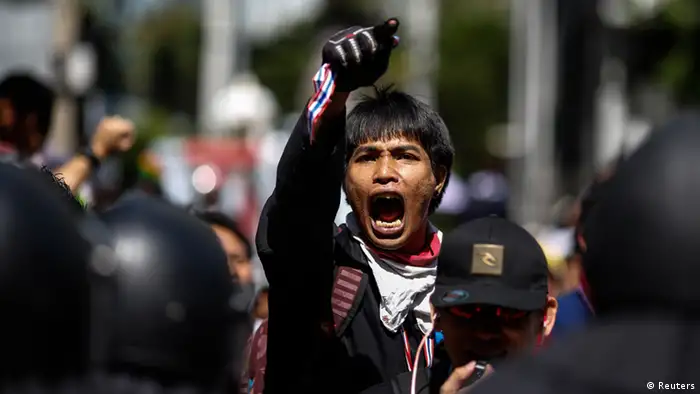 An anti-government protester shouts slogans outside the headquarters of the ruling Puea Thai Party of Prime Minister Yingluck Shinawatra in Bangkok November 29, 2013. REUTERS/Athit Perawongmetha (THAILAND - Tags: POLITICS CIVIL UNREST)