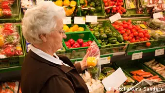 Ältere Dame im Supermarkt