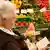 Ältere Dame im Supermarkt