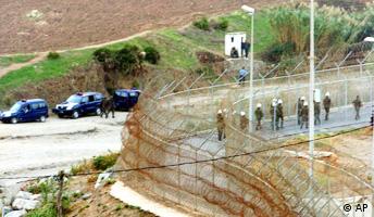Marokko, Spanien, Ceuta, Soldaten am Grenzzaun, illegale Einwanderer