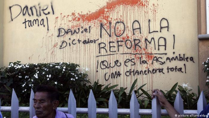 El gobierno de Daniel Ortega y sus diputados enfrentan desde hace años el rechazo de buena parte de la población de Nicaragua. En esta foto de archivo (18.11.2013) un graffiti contra una reforma que dio más poder al líder sandinista.