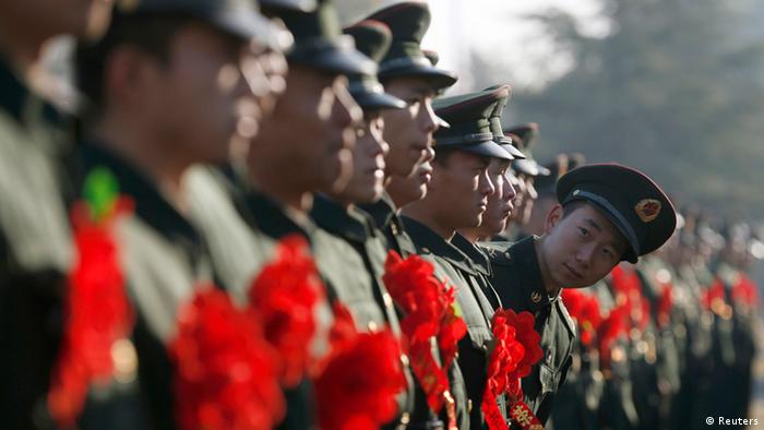 Chinese soldiers photo: REUTERS/William Hong