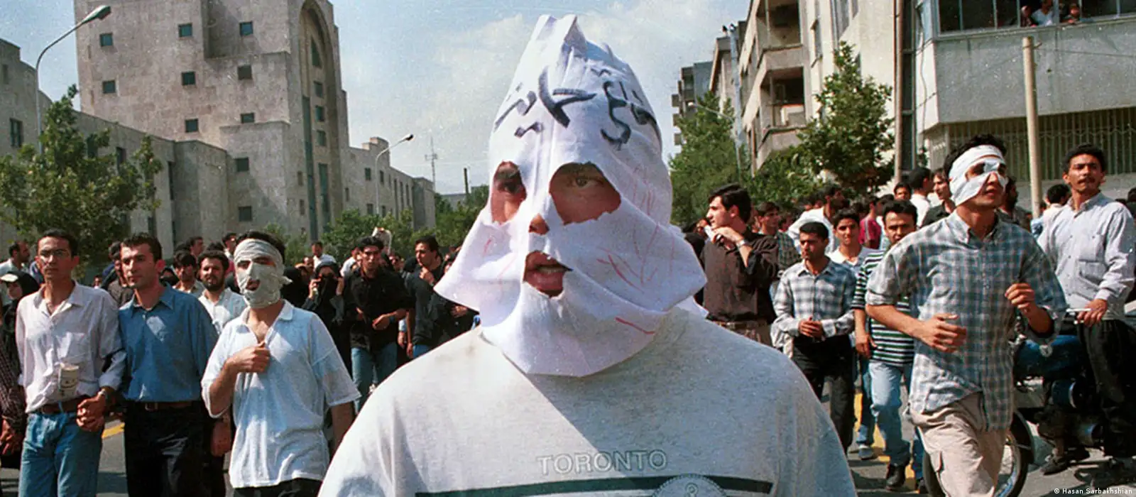 میراث ۱۸ تیر؛ چگونه اعتراضات دانشجویی ایران را تغییر داد؟ – DW – ۱۴۰۴/۴/۱۸