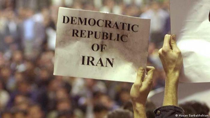 بعد از وقایع ۱۸ تیر، خواسته‌های دانشجویان رادیکال‌تر شد و گروهی از آنان خواهان تغییر نظام حکومتی ایران شدند.