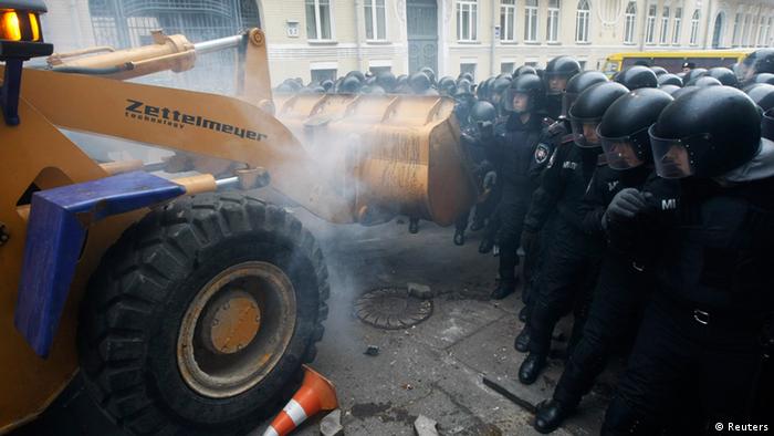 Бульдозер пытается снести полицейское заграждение у резидкенции президента Януковича в Киеве