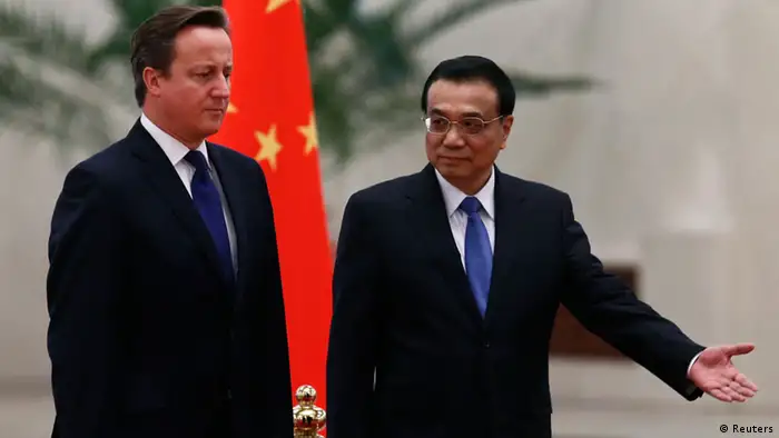 Chinese Premier Li Keqiang (R) shows the way for British Prime Minister David Cameron during an official welcoming ceremony at the Great Hall of the People in Beijing December 2, 2013. REUTERS/Petar Kujundzic (CHINA - Tags: POLITICS)