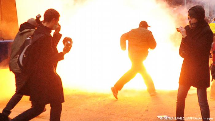 Blendgranaten explodieren zwischen Demonstranten (Foto: AFP)