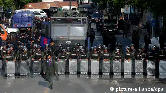epa03973579 Thai anti-riot police officers secure the area during a massive rally of anti-government protesters aimed to occupy Government House in Bangkok, Thailand, 02 December 2013. Thai protest leader Suthep Thaugsuban told Prime Minister Yingluck Shinawatra in a meeting that her government had lost legitimacy and should return the 'mandate' to the people. EPA/RUNGROJ YONGRIT