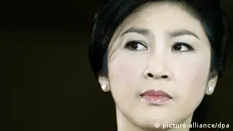epa03968404 (file) Thai Prime Minister Yingluck Shinawatra speaks during a nationwide television address at the Government House in Bangkok, Thailand, 28 November 2013. EPA/NARONG SANGNAK (zu dpa-Porträt: «Thailands Regierungschefin Yingluck im Schatten des großen Bruders») +++(c) dpa - Bildfunk+++ pixel