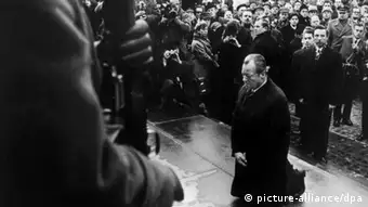 Une image symbolique forte: Willy Brandt s'agenouille devant le monument de l'ancien ghetto juif de Varsovie en 1970